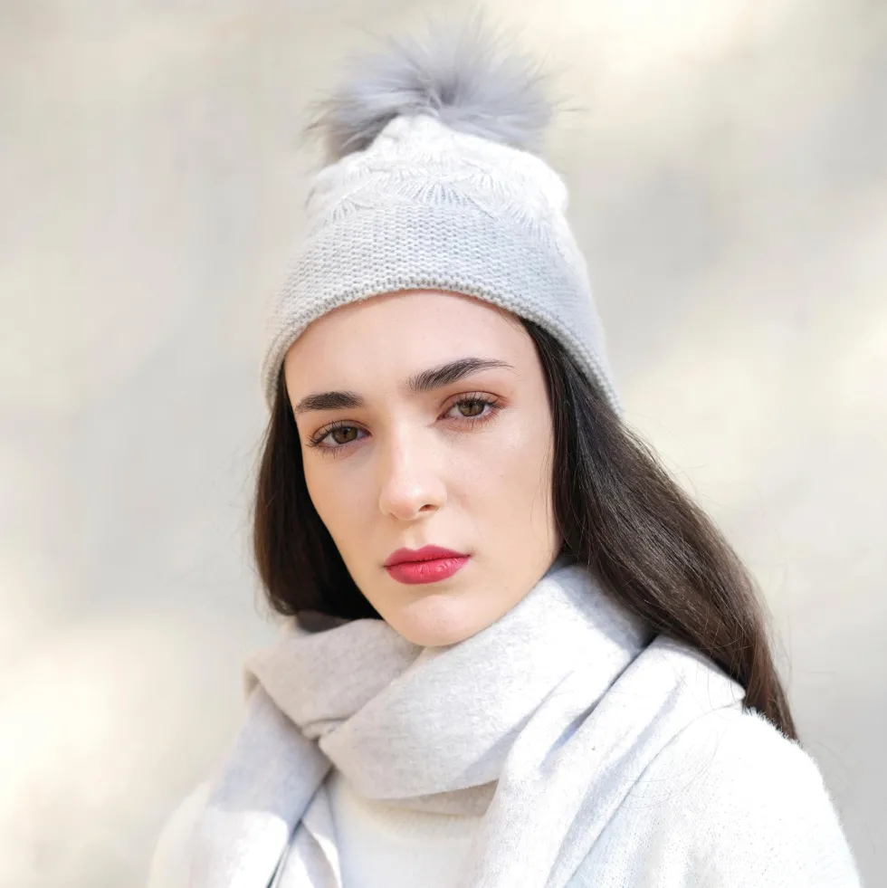 bonnet__pompon_cachemire__2.webp Bonnet à pompon cachemire - Gris claire*CXLbyChristianLacroix Fashion