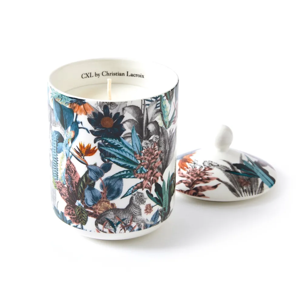 bougie_parfume_en_pot_de__0-13.webp Bougie parfumée en pot de porcelaineZanzibar Blanc - Poivre rose - durée de combustion 65h - 315 g*CXLbyChristianLacroix Online