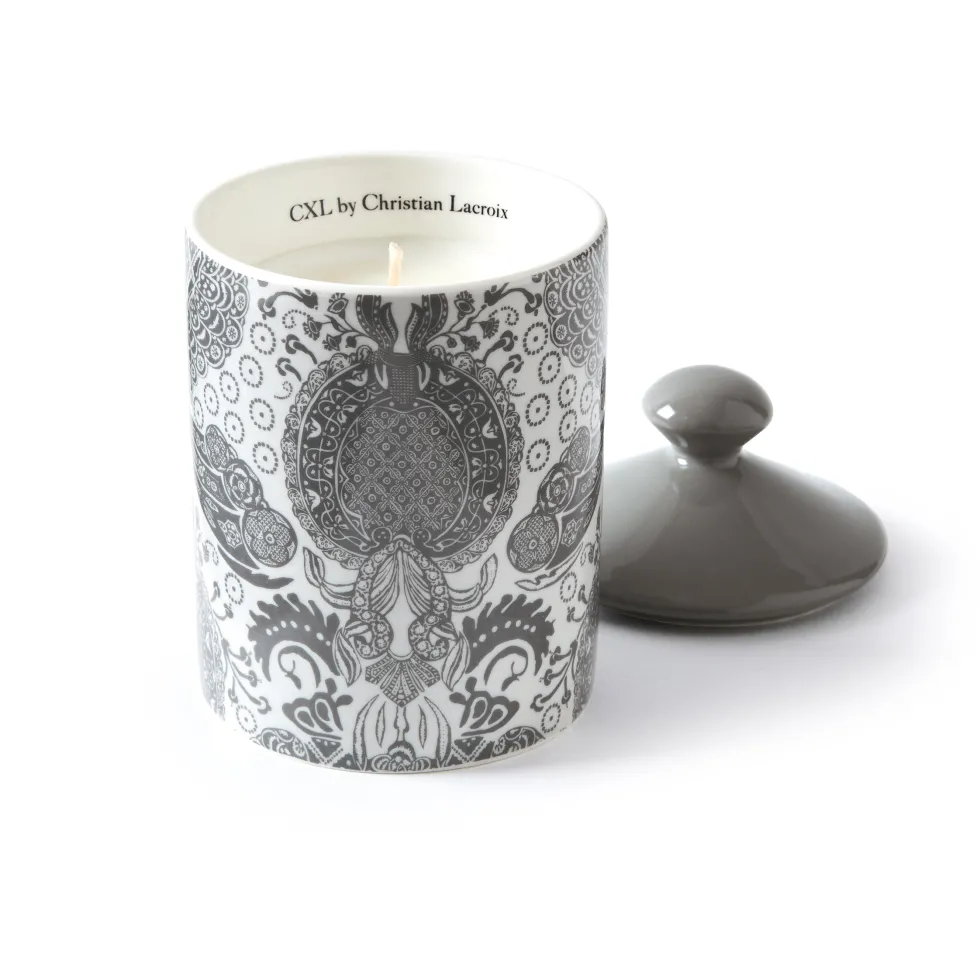 bougie_parfume_en_pot_de__0-19.webp Bougie parfumée en pot de porcelaine - Arles Gris - Cèdre blanc - durée de combustion 65h - 315 g*CXLbyChristianLacroix Hot