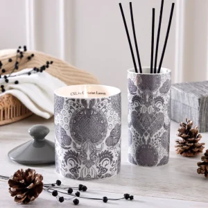 Bougie parfumée en pot de porcelaine - Arles Gris - Cèdre blanc - durée de combustion 65h - 315 g*CXLbyChristianLacroix Hot