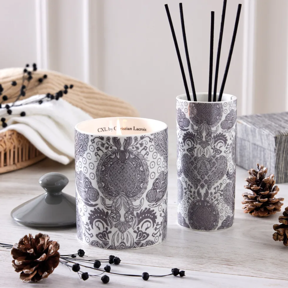 bougie_parfume_en_pot_de__1-19.webp Bougie parfumée en pot de porcelaine - Arles Gris - Cèdre blanc - durée de combustion 65h - 315 g*CXLbyChristianLacroix Hot