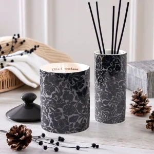 Bougie parfumée en pot de porcelaine - Arabesque Noir - Cèdre blanc - durée de combustion 65h - 315 g*CXLbyChristianLacroix Clearance
