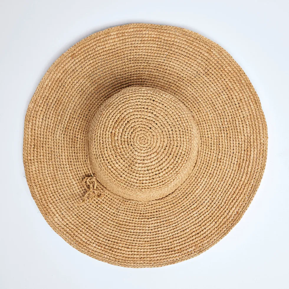 chapeau_solena_en_raphia__1.webp Chapeau Solena en raphia confectionné à la main - thé foncé*CXLbyChristianLacroix Discount