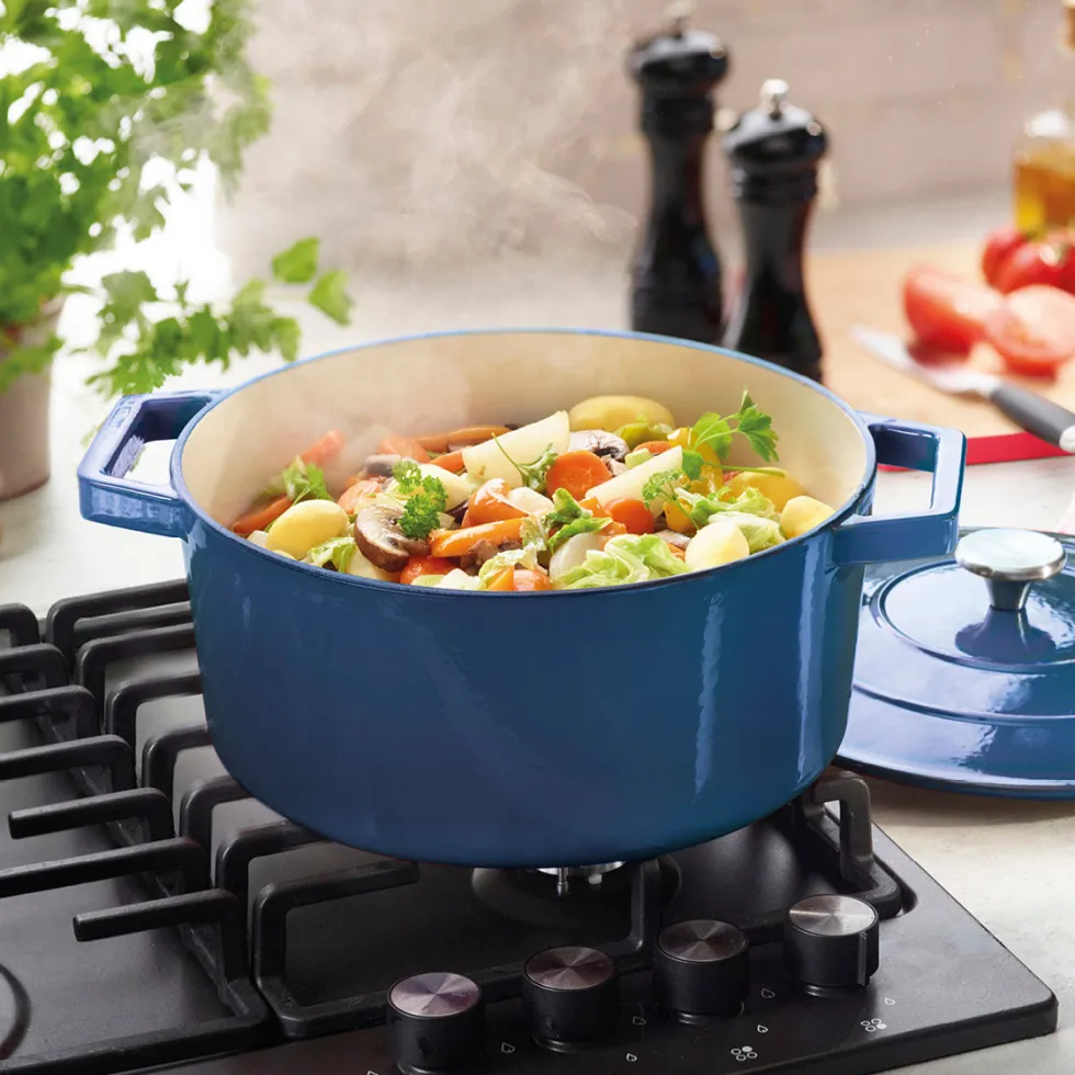 cocotte_ovale_en_fonte_da_3-1.webp Cocotte ovale en fonte d'acier bleu 28 cm*Brandt Online