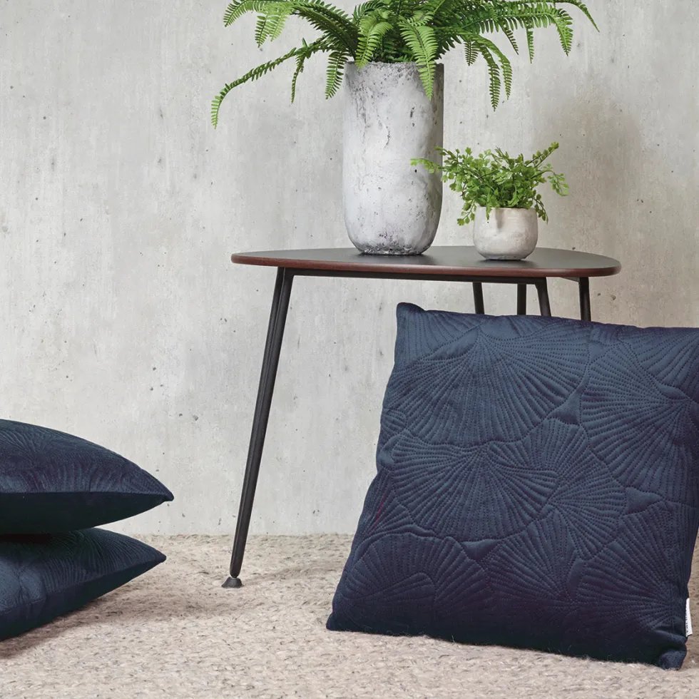 coussin_fleur_emboss__ble_2.webp Coussin fleur embossé Bleu foncé*Cacharel Discount