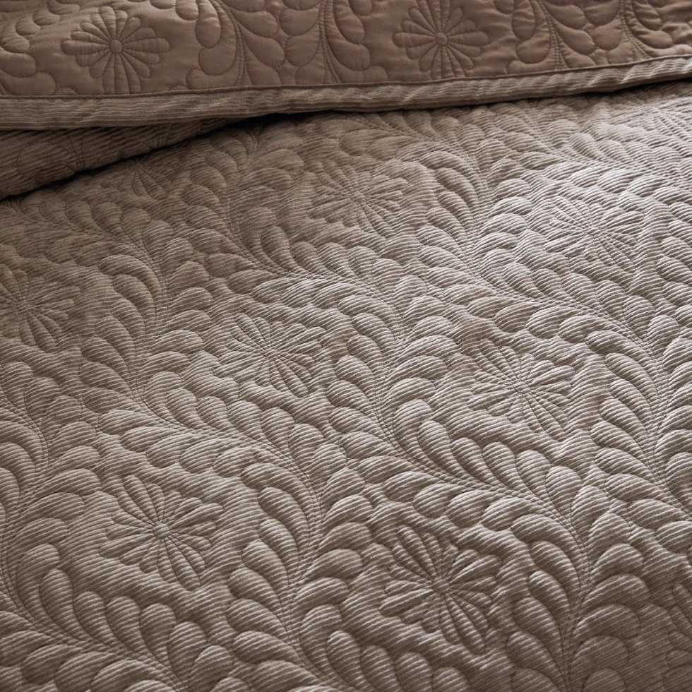 couvrelit_en_velours_ctel_2-3.webp Couvre-lit en velours côtelé - 220 x 250 cm - Flower Taupe*Chevignon Fashion