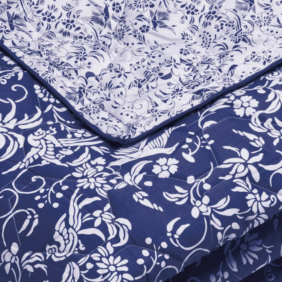 couvrelit_matelass_en__sa_1-1.webp Couvre-lit matelassé en 100% satin de coton - dessin Birds bleu*Cacharel New
