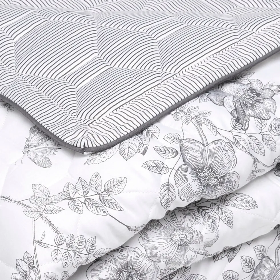 couvrelit_xl_envole_de_pa_1.webp Couvre-lit XL Envolée de papillons Blanc - 220 x 250 cm*Cacharel New