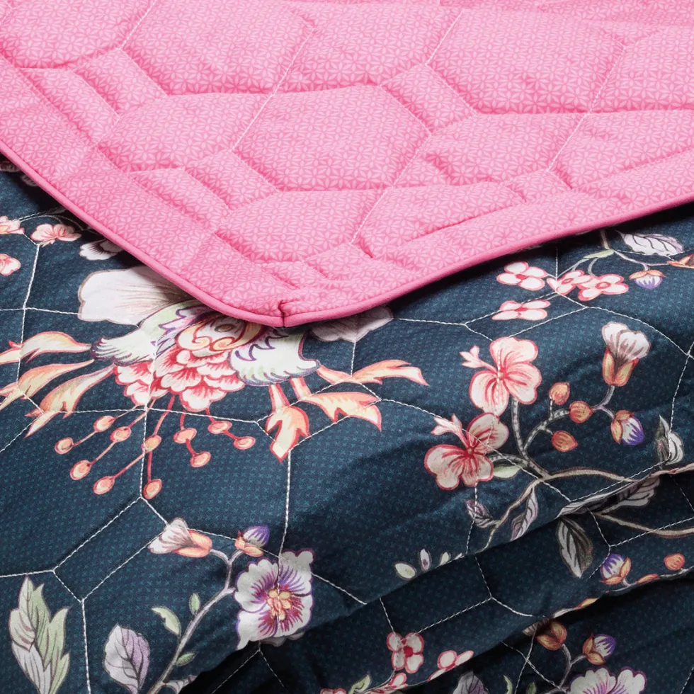 couvrelit_xl_jardin_secre_1.webp Couvre-lit XL Jardin secret Bleu foncé / Rose - 220 x 250 cm*Cacharel New