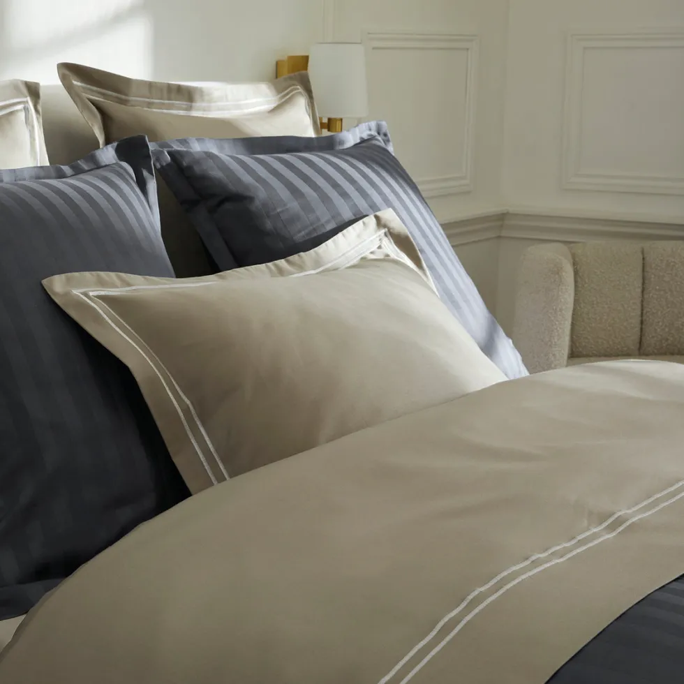 drap_plat_satin_de_coton__2-24.webp Drap plat satin de coton - Saint-Tropez Blanc / Taupe*Chevignon Hot