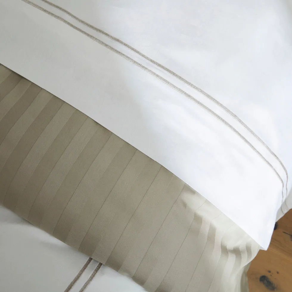 drap_plat_satin_de_coton__2-39.webp Drap plat satin de coton - Nice Taupe / Blanc*Rodier Best