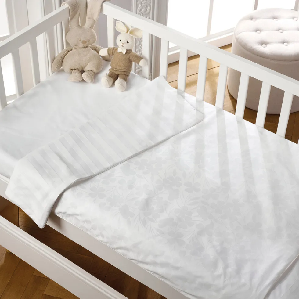 housse_de_couette__taie_d_2-16.webp Housse de couette + taie d'oreiller bébé satin de coton - tisse Jacquard - Petites Fleurs blanc*Cacharel Clearance