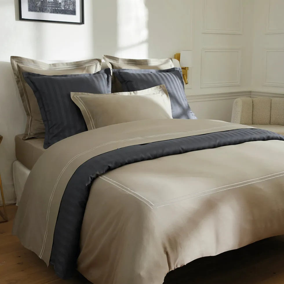 housse_de_couette__taies__1-108.webp Housse de couette + taie(s) d'oreiller satin de coton - Saint-Tropez Blanc / Taupe*Chevignon Outlet