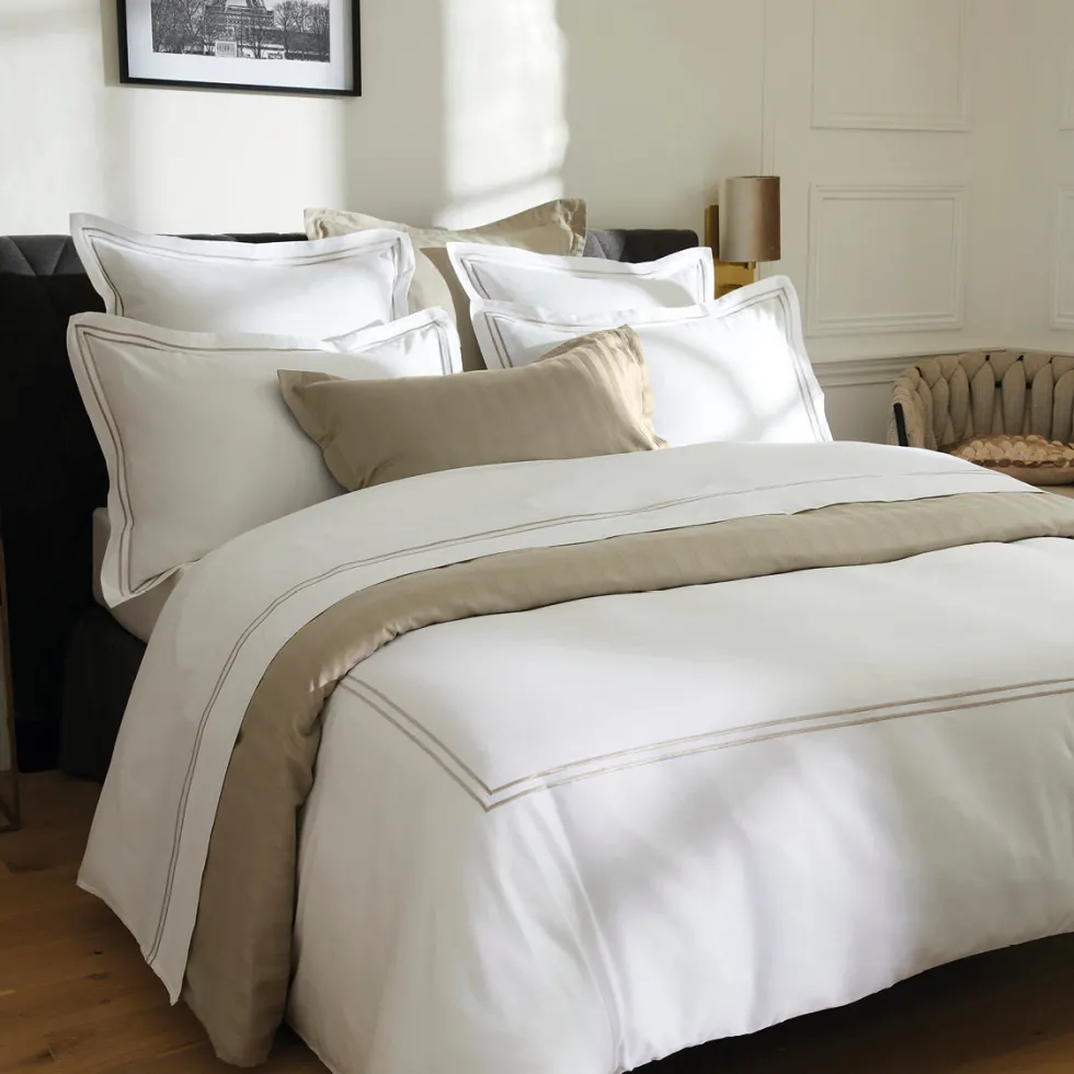 housse_de_couette__taies__1-112.webp Housse de couette + taie(s) d'oreiller satin de coton - Saint-Tropez Taupe / Blanc*Chevignon Best