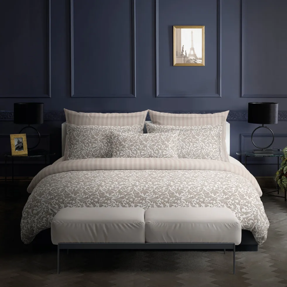 housse_de_couette__taies__1-203.webp Housse de couette + taie(s) d'oreiller satin de coton - Esprit Damas Taupe*Maison Héritage Best