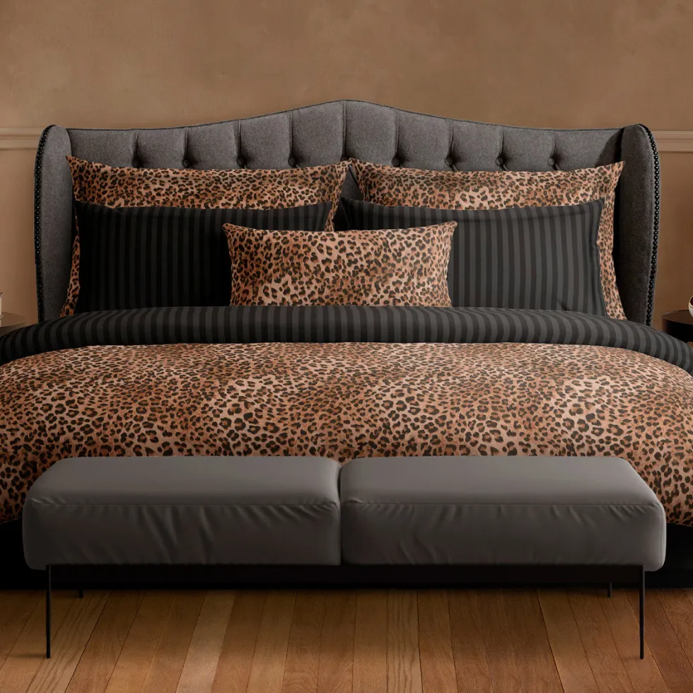 housse_de_couette__taies__1-42.webp Housse de couette + taie(s) d'oreiller satin de coton - Élégance sauvage Brun*Chevignon New