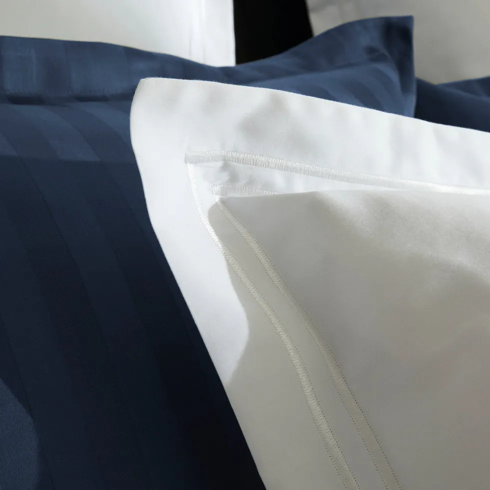 housse_de_couette__taies__2-102.webp Housse de couette + taie(s) d'oreiller satin de coton - Paris Blanc / Blanc*Maison Héritage Discount