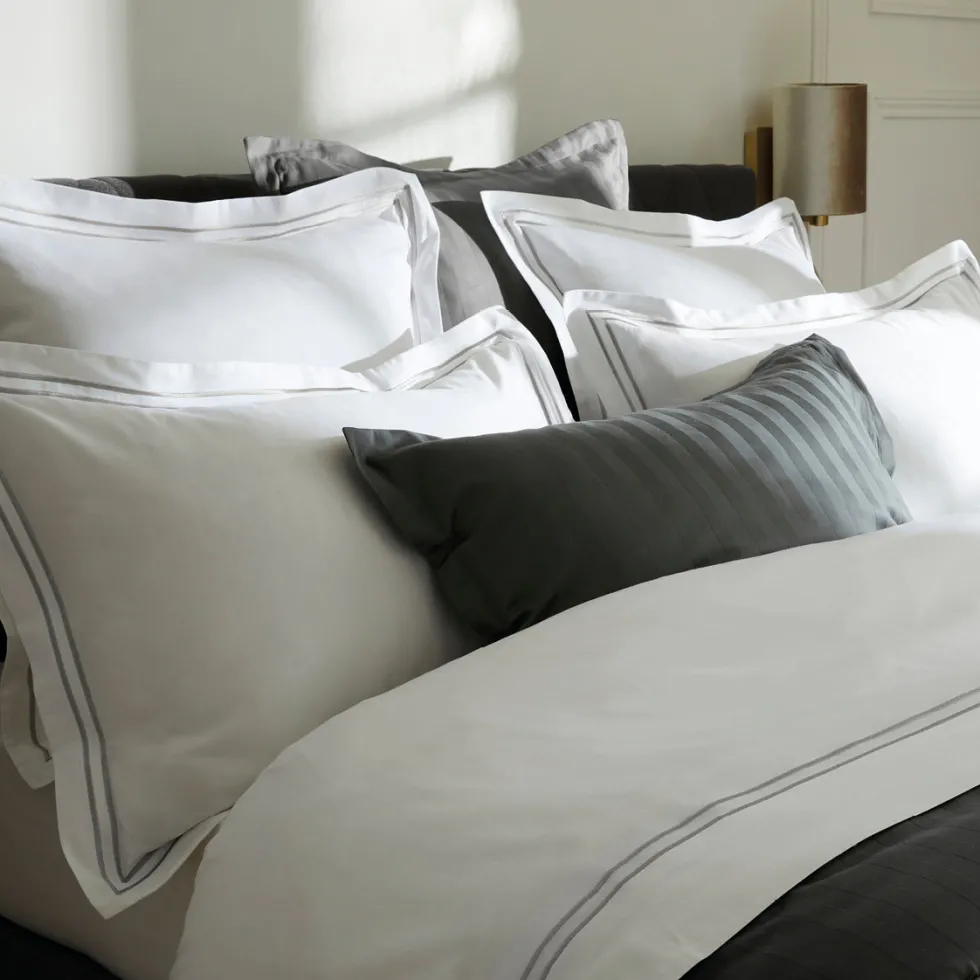 housse_de_couette__taies__2-110.webp Housse de couette + taie(s) d'oreiller satin de coton - Saint-Tropez Gris / Blanc*Chevignon Clearance