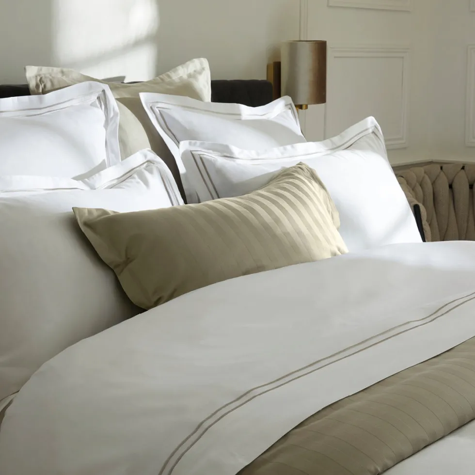 housse_de_couette__taies__2-112.webp Housse de couette + taie(s) d'oreiller satin de coton - Saint-Tropez Taupe / Blanc*Chevignon Best