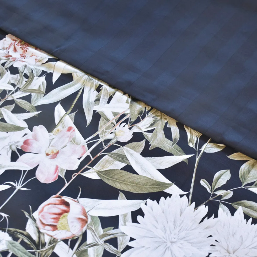 housse_de_couette__taies__2-115.webp Housse de couette + taie(s) d'oreiller satin de coton - Nuit Florale bleu foncé*Rodier Online