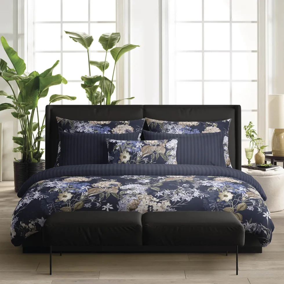 housse_de_couette__taies__2-130.webp Housse de couette + taie(s) satin de coton - Bouquet d'hortensias bleu foncé*Cacharel Clearance