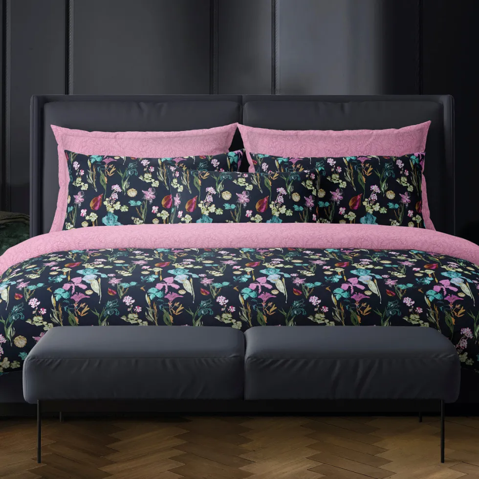 housse_de_couette__taies__2-133.webp Housse de couette + taie(s) d'oreiller en satin de coton - Iris Bleu foncé*CXLbyChristianLacroix Clearance