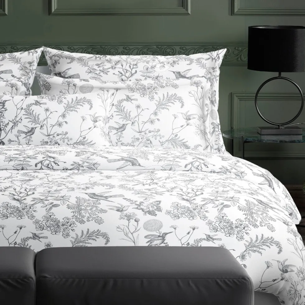housse_de_couette__taies__2-139.webp Housse de couette + taie(s) d'oreiller satin de coton - Colibri Floral Noir gris*Maison Héritage Online