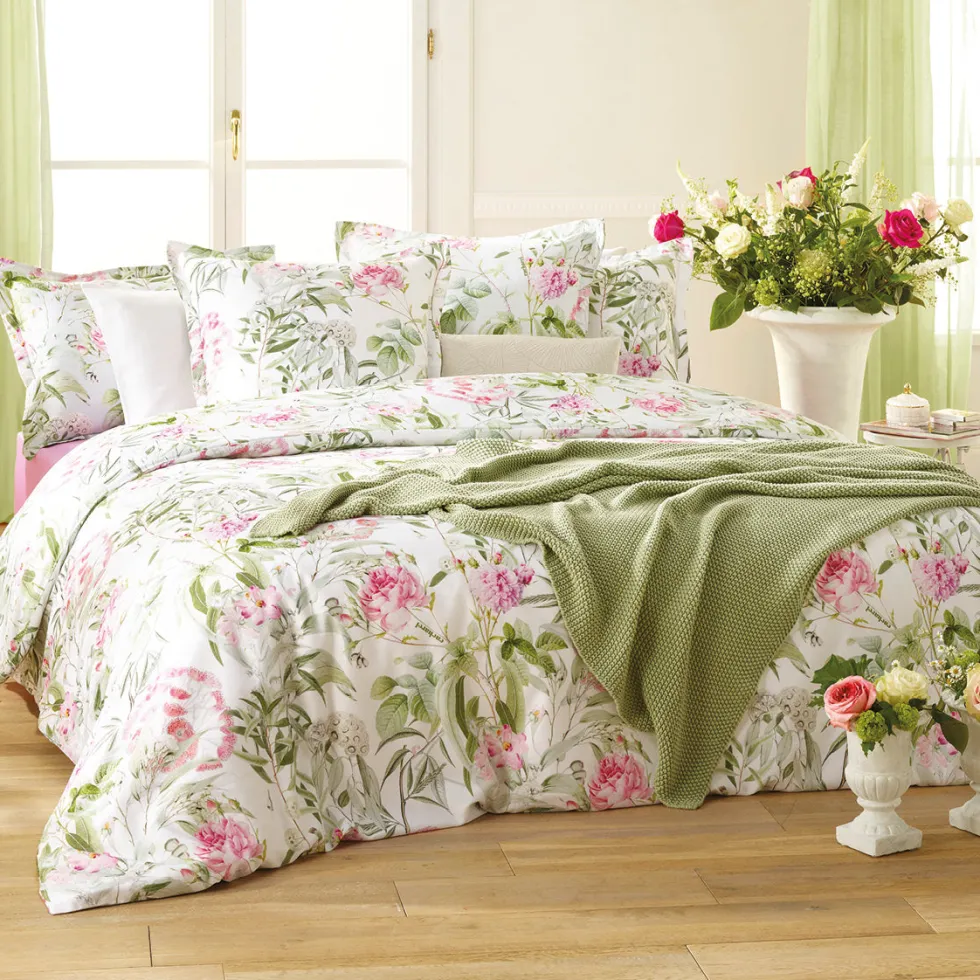 housse_de_couette__taies__2-174.webp Housse de couette + taie(s) satin de coton Jardin de Roses - Vert Thym / Blanc*Cacharel Best
