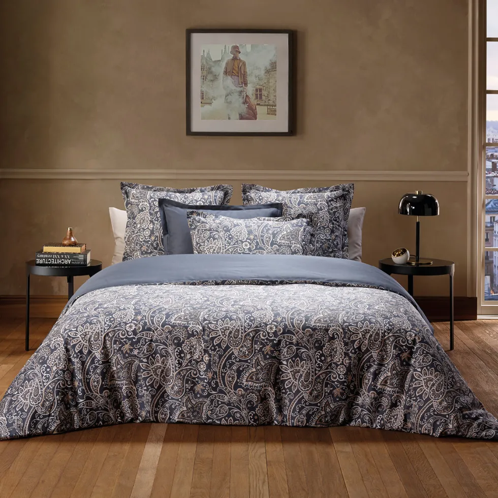 housse_de_couette__taies__2-189.webp Housse de couette + taie(s) d'oreiller satin de coton - Paisley Gris / Taupe*Chevignon Online