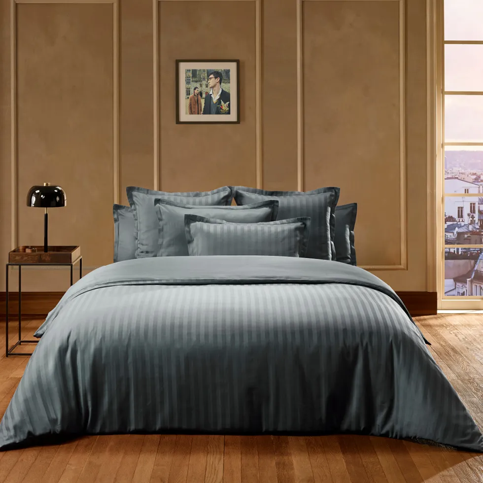 housse_de_couette__taies__2-192.webp Housse de couette + taie(s) d'oreiller satin de coton - rayure tissé Jacquard - Gris foncé*Chevignon Discount