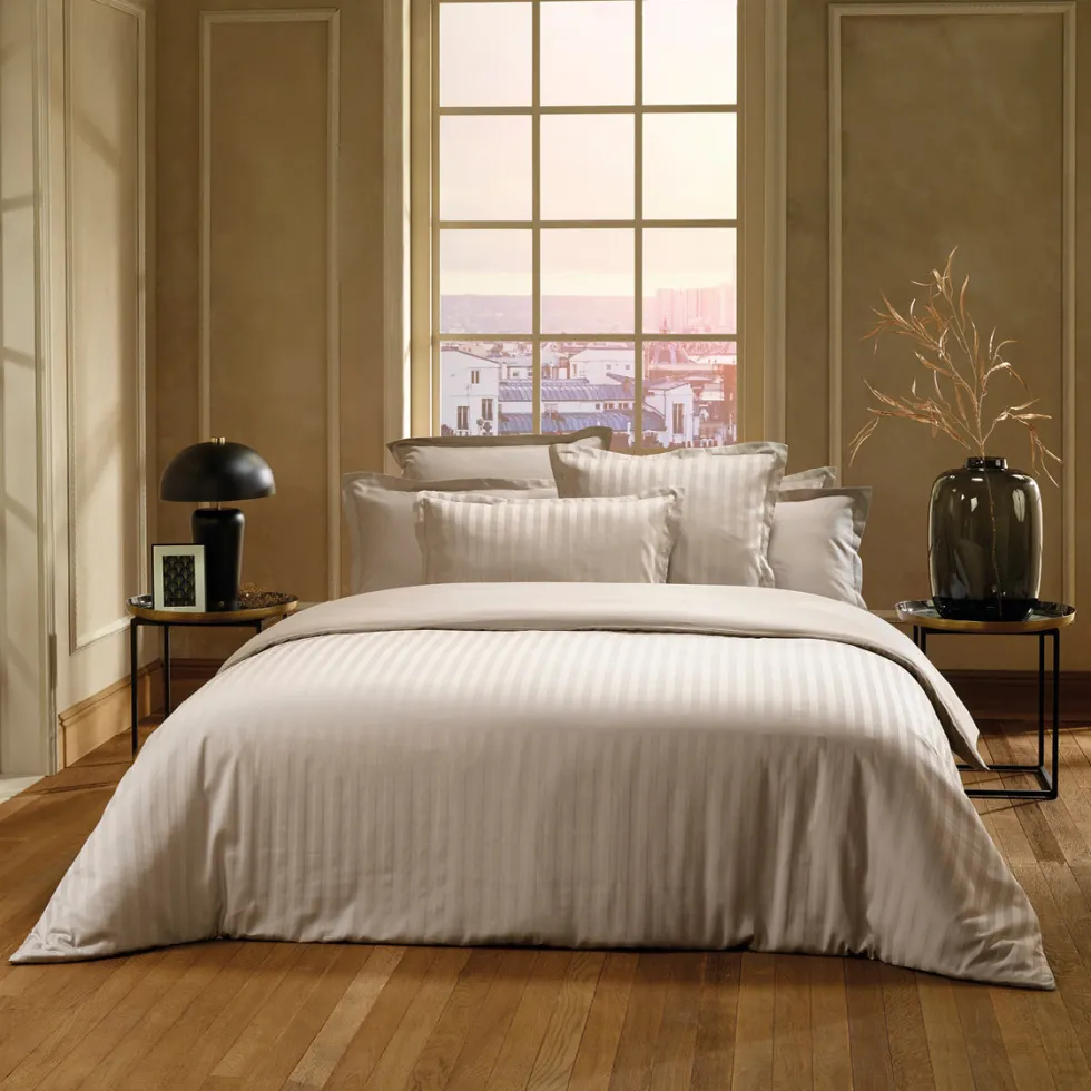 housse_de_couette__taies__2-193.webp Housse de couette + taie(s) d'oreiller satin de coton - rayure tissé Jacquard - Taupe*Chevignon Fashion