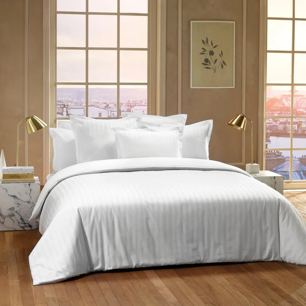 housse_de_couette__taies__2-194.webp Housse de couette + taie(s) d'oreiller satin de coton - rayure tissé Jacquard - Blanc*Chevignon Best