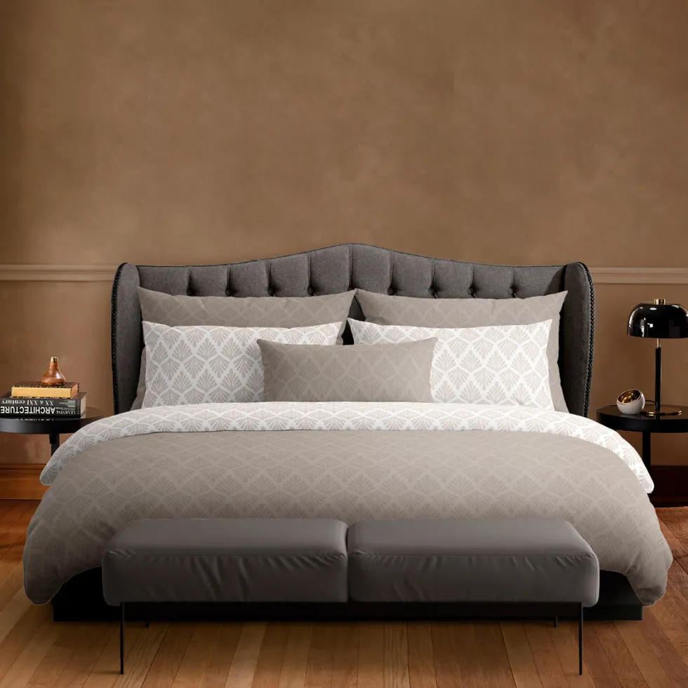 housse_de_couette__taies__2-34.webp Housse de couette + taie(s) d'oreiller satin de coton - Vibrance végétale Taupe / Blanc*Chevignon Sale
