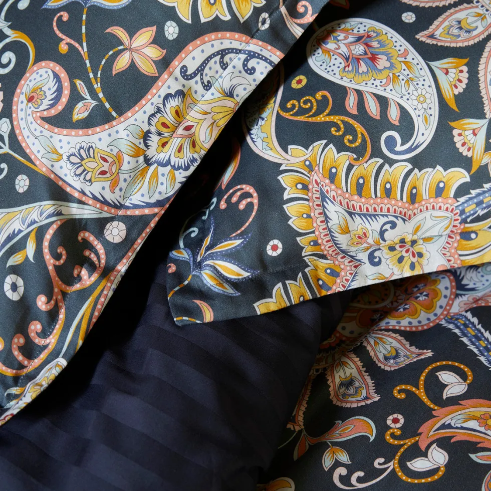 housse_de_couette__taies__2-41.webp Housse de couette + taie(s) d'oreiller satin de coton - Paisley Bleu foncé / Doré*Chevignon Best