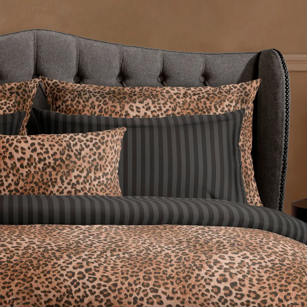 housse_de_couette__taies__2-42.webp Housse de couette + taie(s) d'oreiller satin de coton - Élégance sauvage Brun*Chevignon New