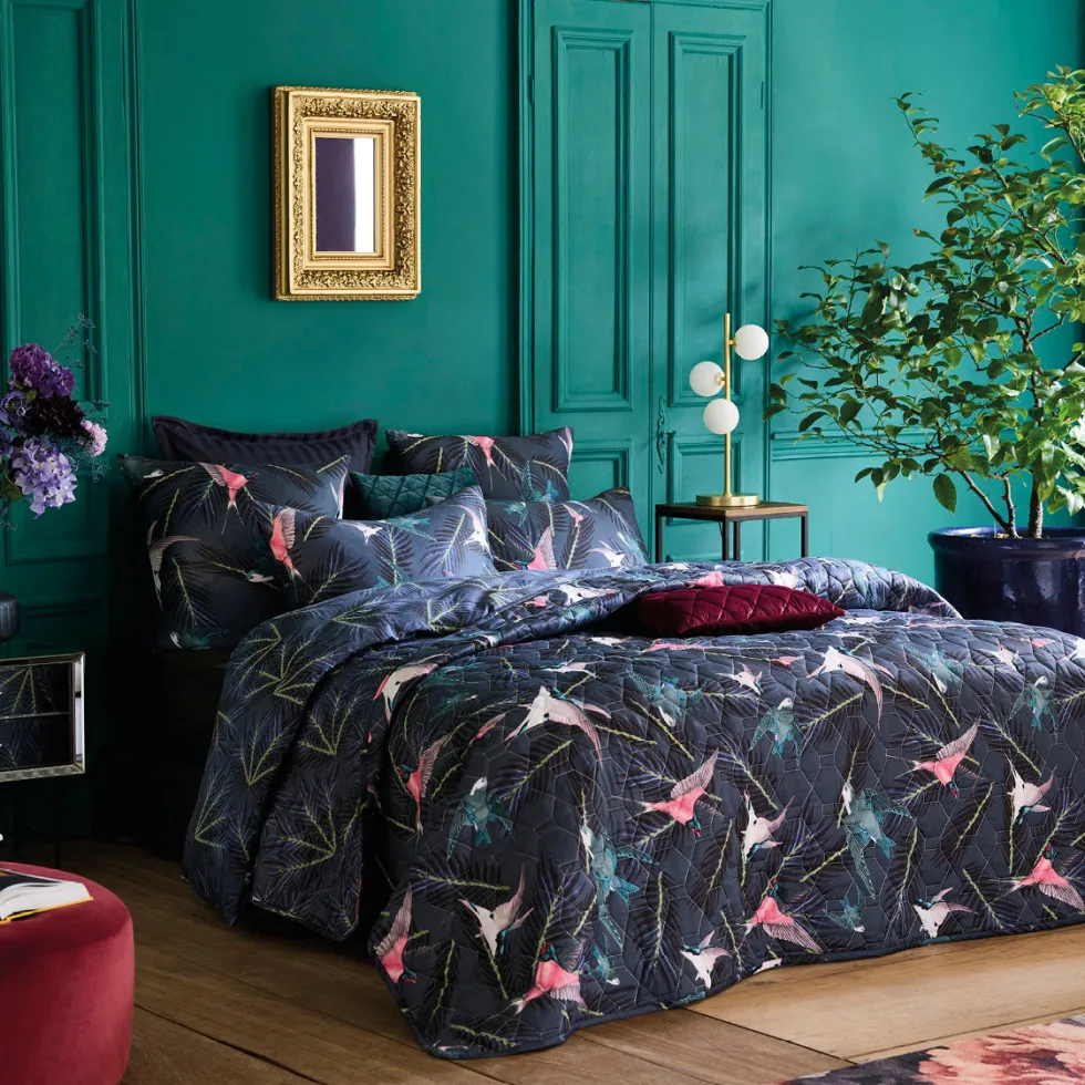 housse_de_couette__taies__2-51.webp Housse de couette + taie(s) d'oreiller satin de coton - Hirondelles Bleu*CXLbyChristianLacroix Online