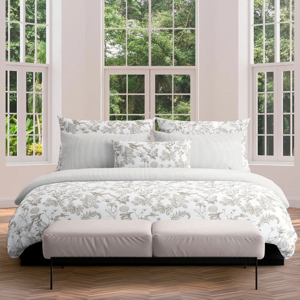 housse_de_couette__taies__2-6.webp Housse de couette + taie(s) d'oreiller satin de coton - Colibri floral Taupe*Maison Héritage New