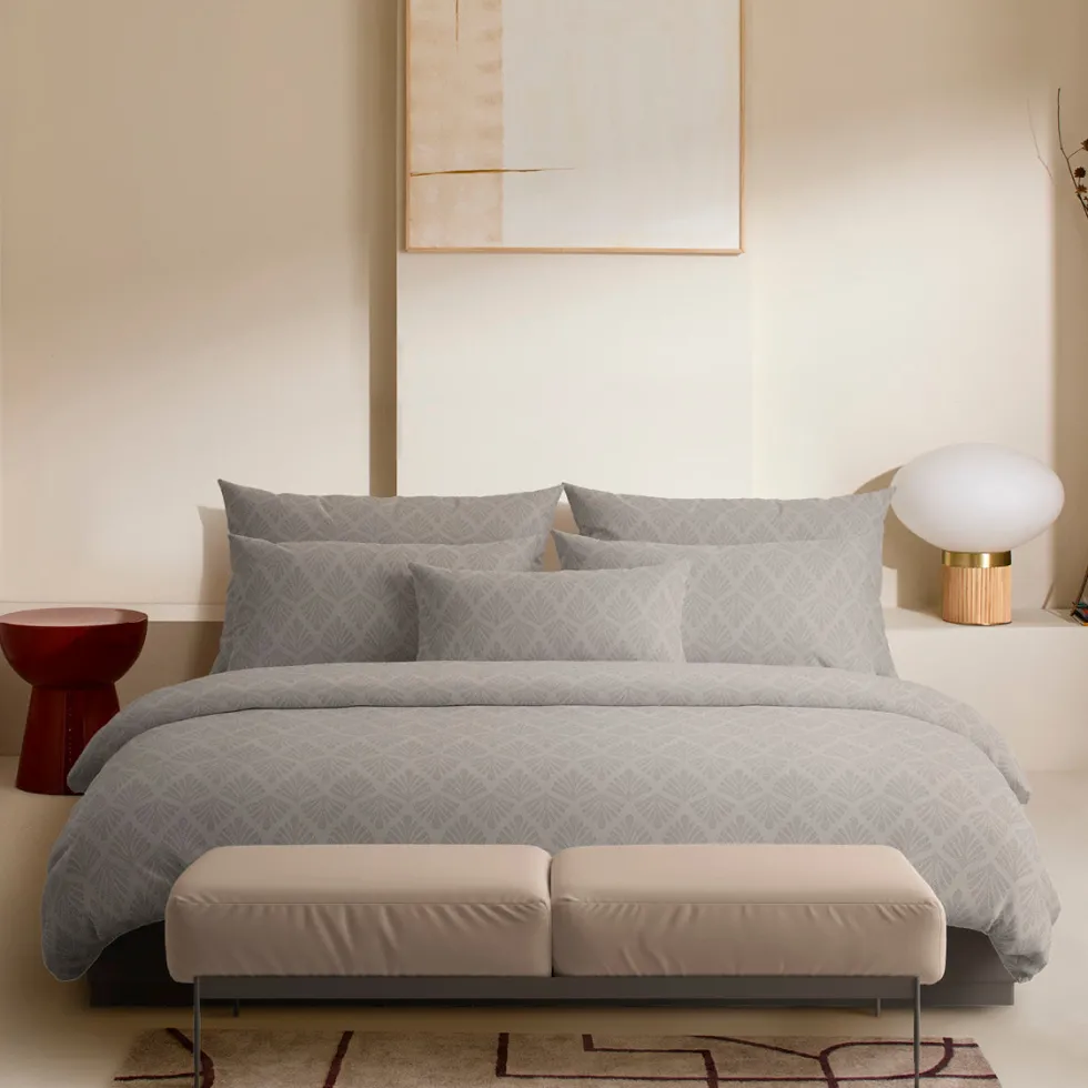 housse_de_couette__taies__2-71.webp Housse de couette + taie(s) d'oreiller satin de coton - Harmonie végétale Taupe / Taupe*Ines by Ines de la Fressange Best