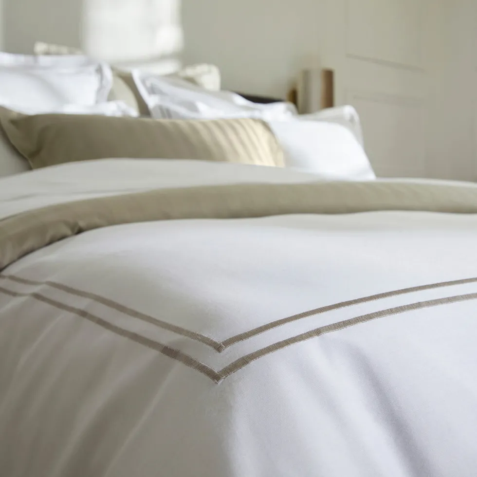 housse_de_couette__taies__3-107.webp Housse de couette + taie(s) d'oreiller satin de coton - Nice Taupe / Blanc*Rodier Best
