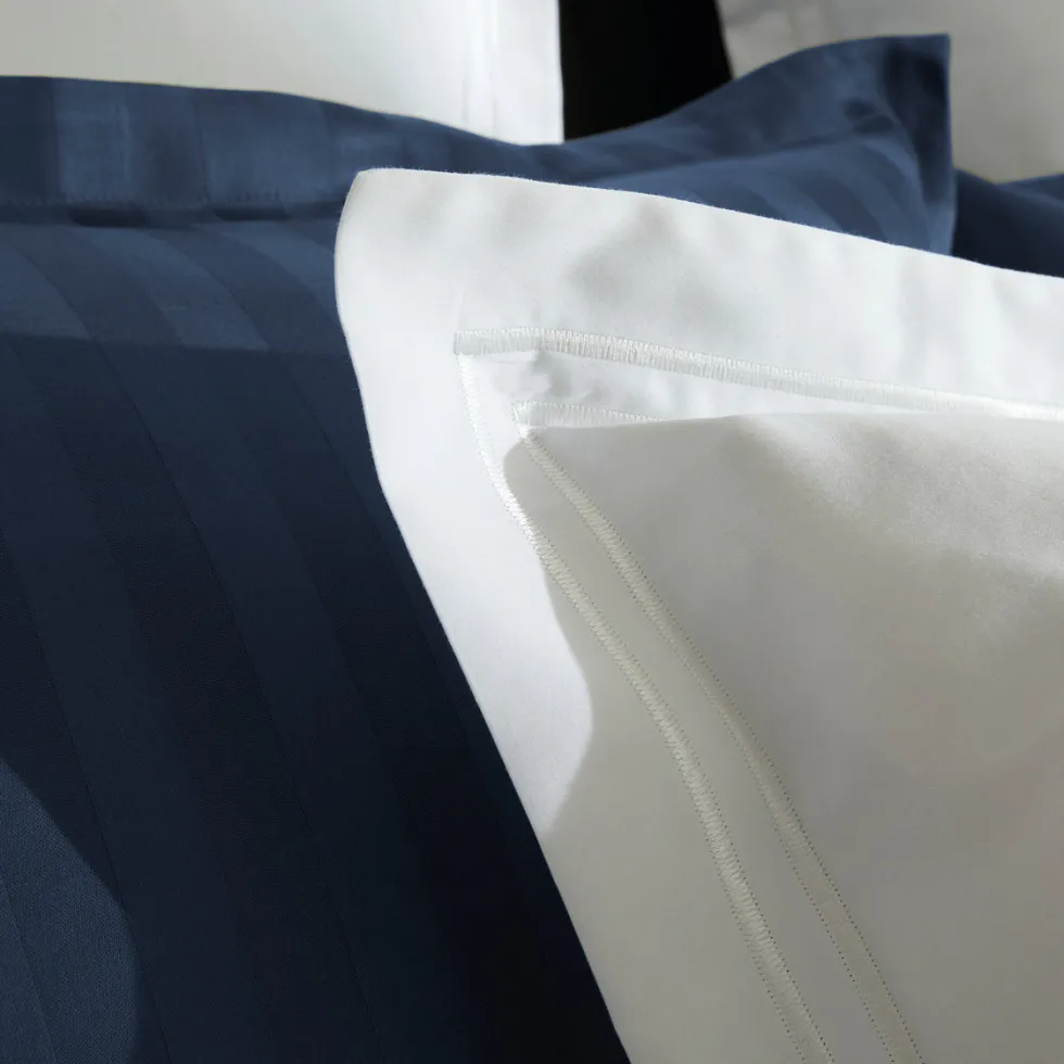 housse_de_couette__taies__3-111.webp Housse de couette + taie(s) d'oreiller satin de coton - Saint-Tropez Blanc / Blanc*Chevignon Discount