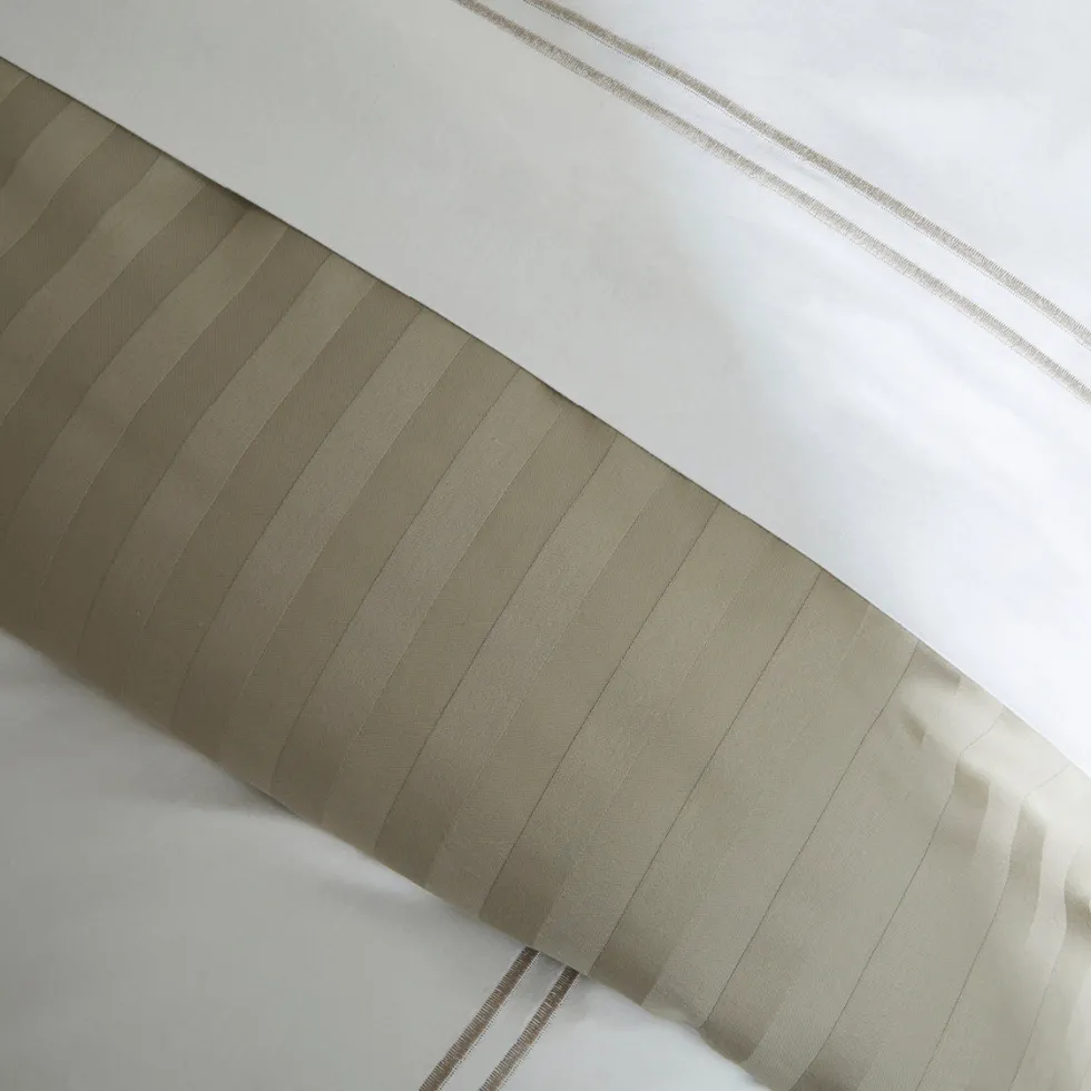 housse_de_couette__taies__3-112.webp Housse de couette + taie(s) d'oreiller satin de coton - Saint-Tropez Taupe / Blanc*Chevignon Best