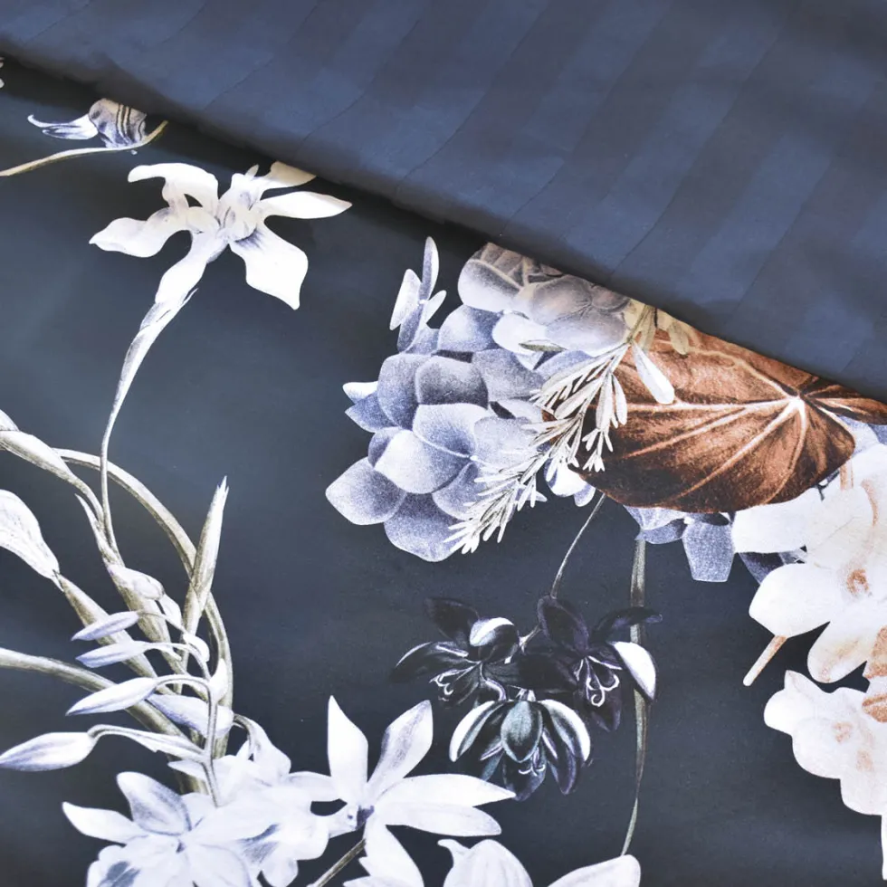 housse_de_couette__taies__3-130.webp Housse de couette + taie(s) satin de coton - Bouquet d'hortensias bleu foncé*Cacharel Clearance
