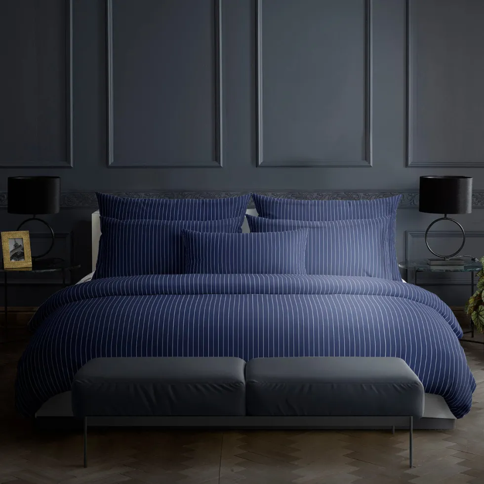 housse_de_couette__taies__3-138.webp Housse de couette + taie(s) d'oreiller satin de coton - Rayures élégantes Bleu foncé*Maison Héritage Online