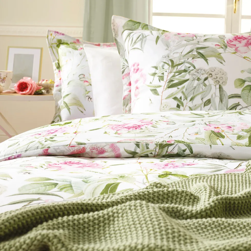 housse_de_couette__taies__3-173.webp Housse de couette + taie(s) satin de coton Jardin de Roses - Vert Thym / Blanc*Cacharel Best