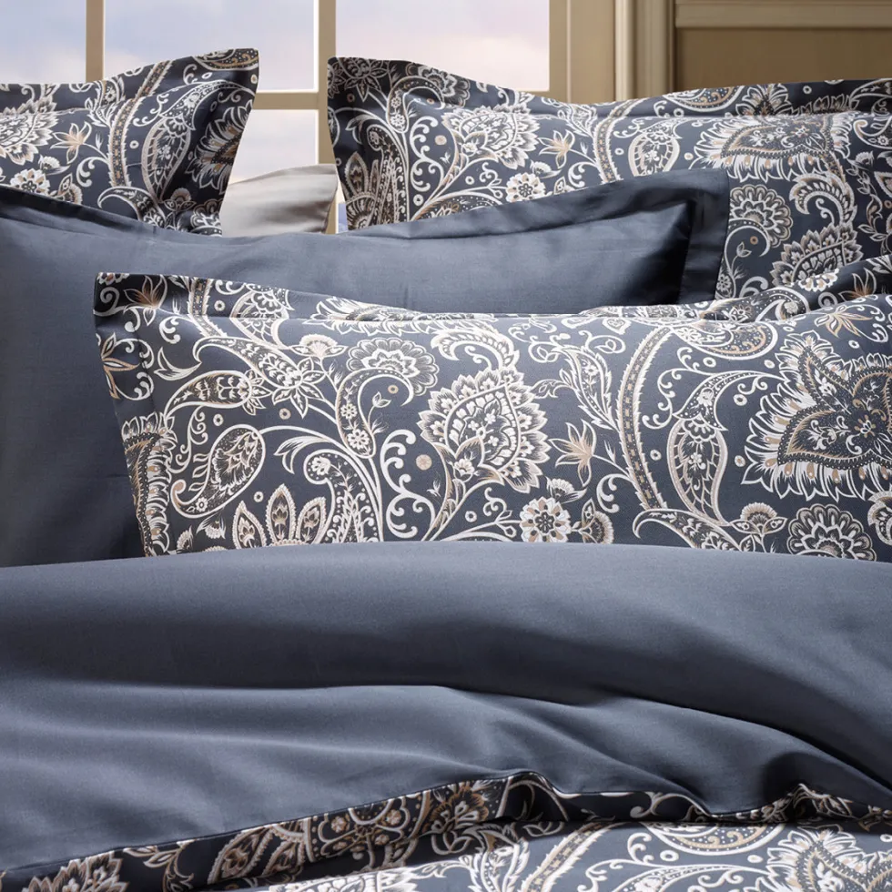 housse_de_couette__taies__3-188.webp Housse de couette + taie(s) d'oreiller satin de coton - Paisley Gris / Taupe*Chevignon Online