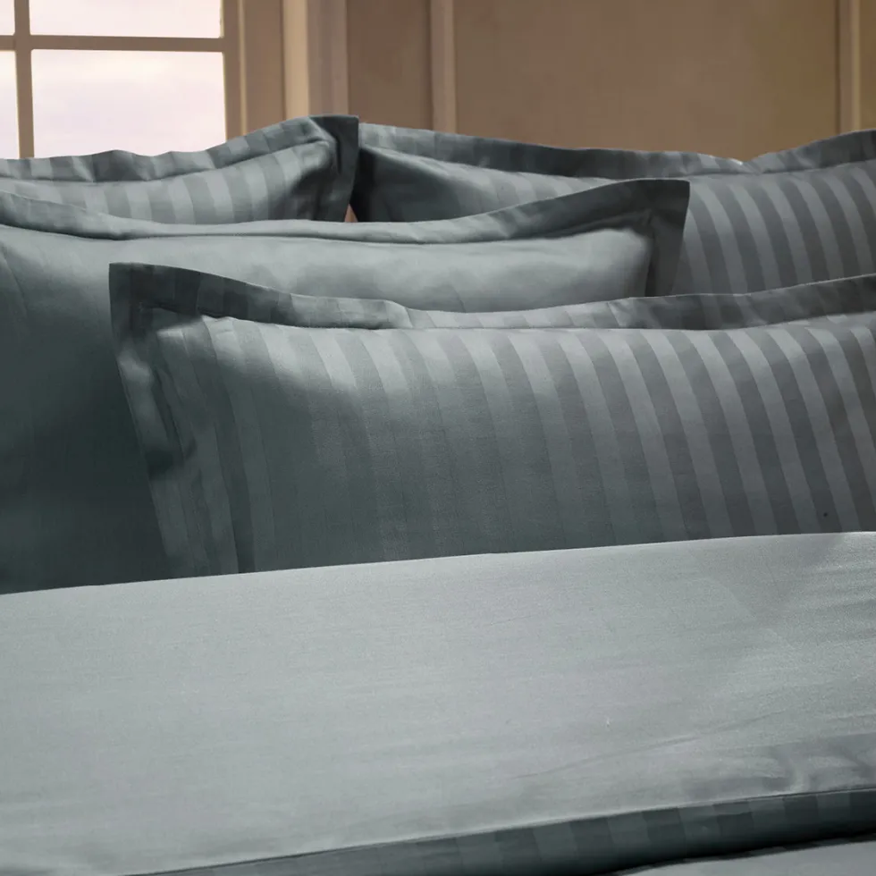 housse_de_couette__taies__3-191.webp Housse de couette + taie(s) d'oreiller satin de coton - rayure tissé Jacquard - Gris foncé*Chevignon Discount