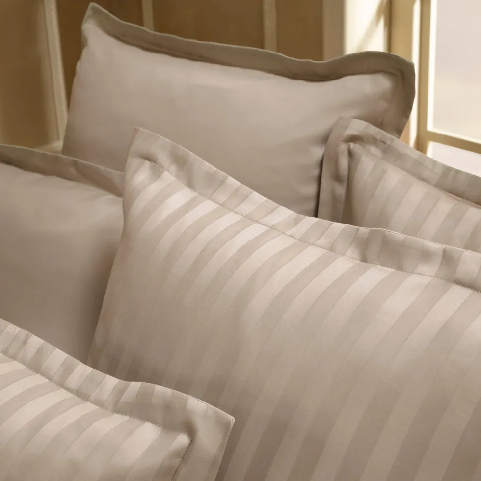 housse_de_couette__taies__3-192.webp Housse de couette + taie(s) d'oreiller satin de coton - rayure tissé Jacquard - Taupe*Chevignon Fashion