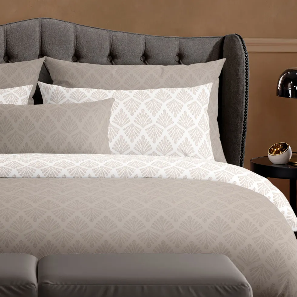housse_de_couette__taies__3-34.webp Housse de couette + taie(s) d'oreiller satin de coton - Vibrance végétale Taupe / Blanc*Chevignon Sale