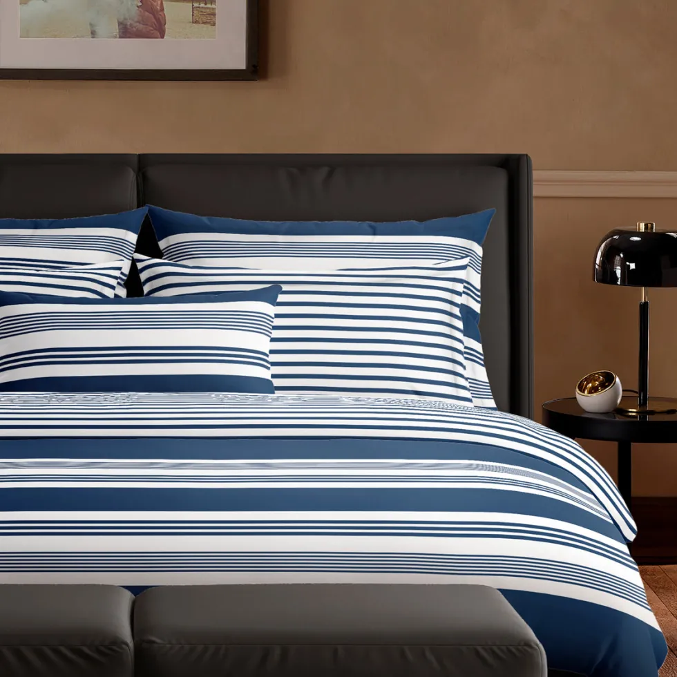 housse_de_couette__taies__3-44.webp Housse de couette + taie(s) d'oreiller satin de coton - Sylvestre Bleu*Chevignon Best