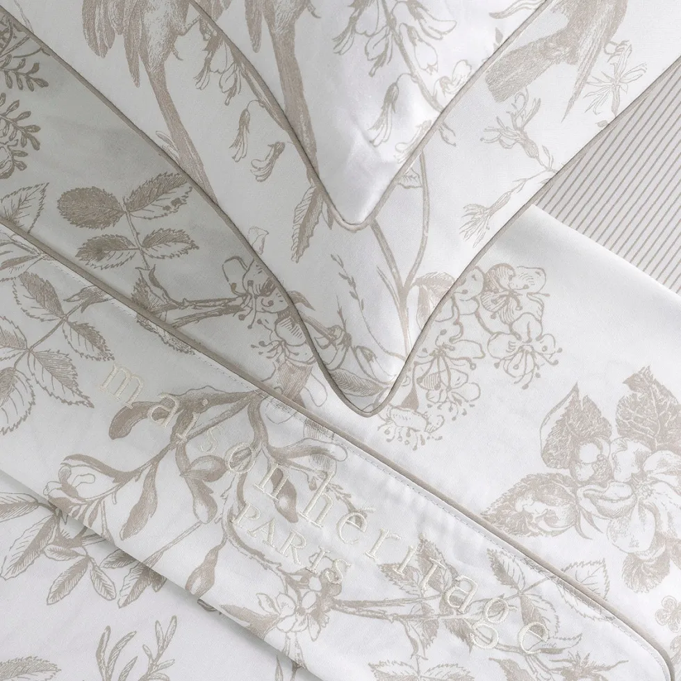 housse_de_couette__taies__3-6.webp Housse de couette + taie(s) d'oreiller satin de coton - Colibri floral Taupe*Maison Héritage New